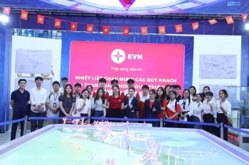 80 Năm – Hành Trình Tự Hào, Khát Vọng Vươn Xa: Sinh Viên Ngành Thương Mại Điện Tử Tham Quan Triển Lãm Thành Tựu Đất Nước A80 ?